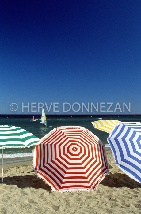 0042101_BEACH_PARASOL