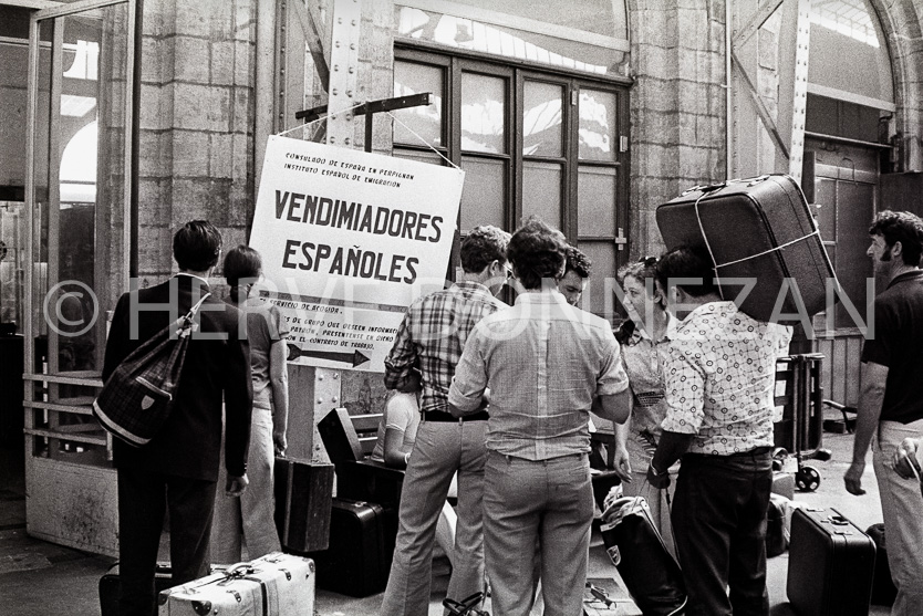 FRANCE PERPIGNAN GARE ARRIVEE TRAVAILLEURS ESPAGNOLS 1978