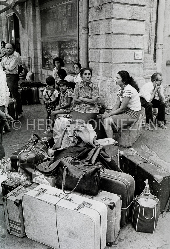 FRANCE PERPIGNAN GARE ARRIVEE TRAVAILLEURS ESPAGNOLS 1978