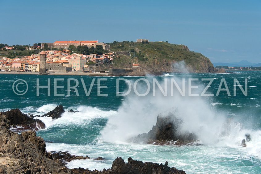 6083-0143847-COLLIOURE-VAGUES-TRAM