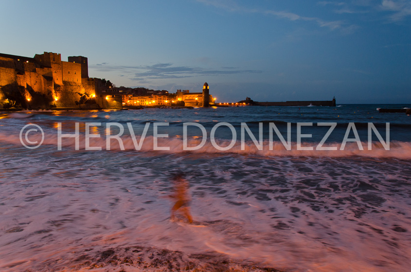 6492-6443-COLLIOURE-NUIT-VAGUES-SILHOUETTE-