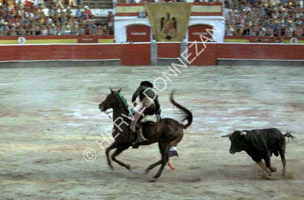 1698_35714 CORRIDA_A4